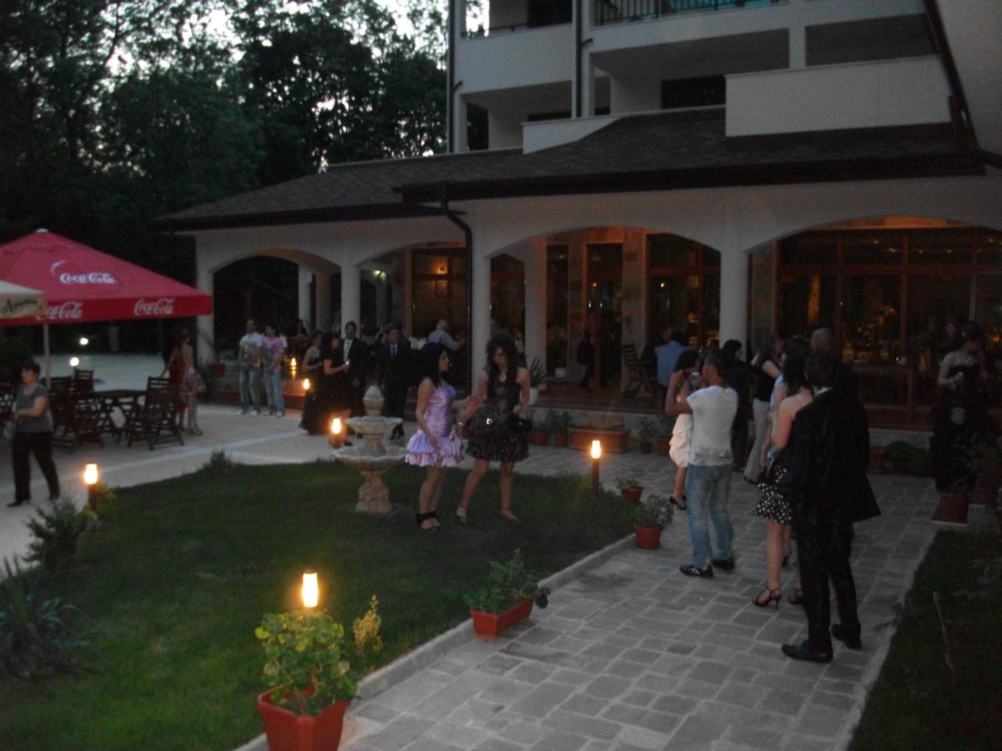 Hotel Park Karnobat ภายนอก รูปภาพ