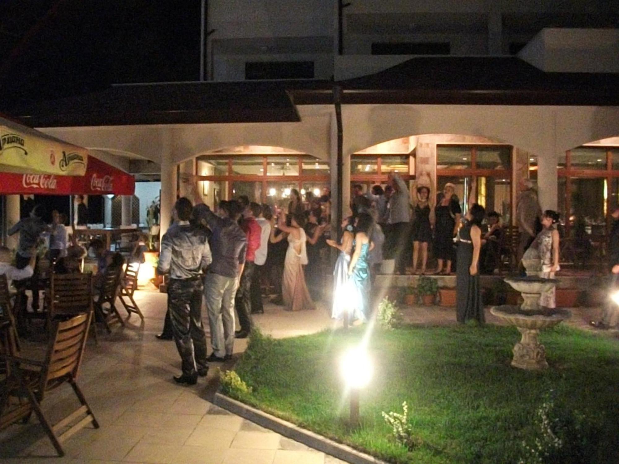 Hotel Park Karnobat ภายนอก รูปภาพ
