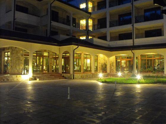 Hotel Park Karnobat ภายนอก รูปภาพ